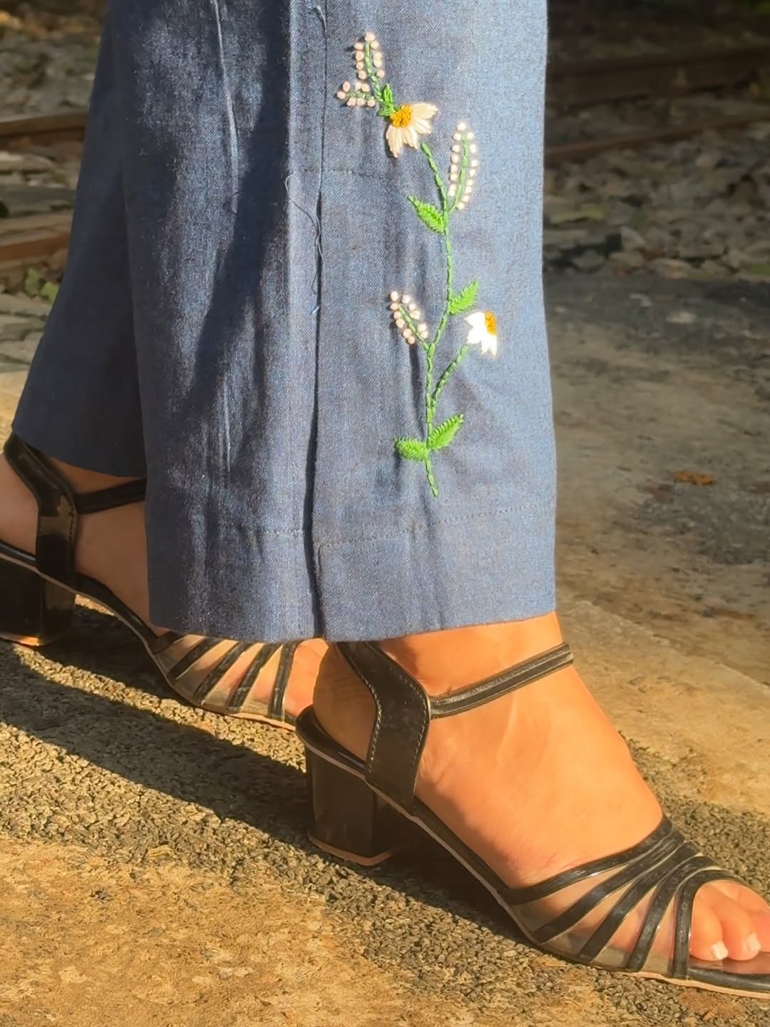 Blue Sleeveless Co-ord Set with Hand-Embroidered Daisy Motifs – Ahsaas Udaipur