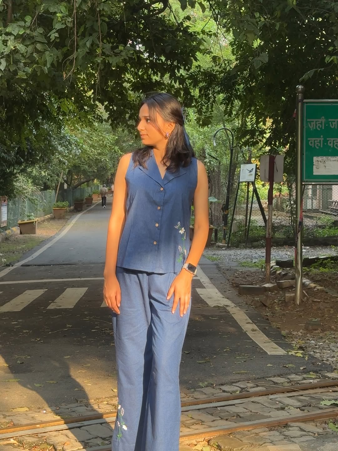 Blue Sleeveless Co-ord Set with Hand-Embroidered Daisy Motifs – Ahsaas Udaipur